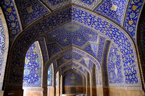 Yadegar-e Imam Mosque: A Timeless Tapestry of Turquoise and Intricate Detail!