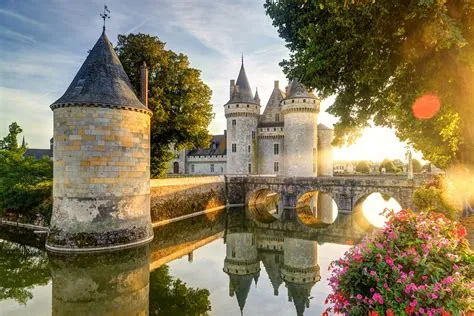 The Château de Tours! An Imposing Medieval Fortress Overlooking the Loire Valley