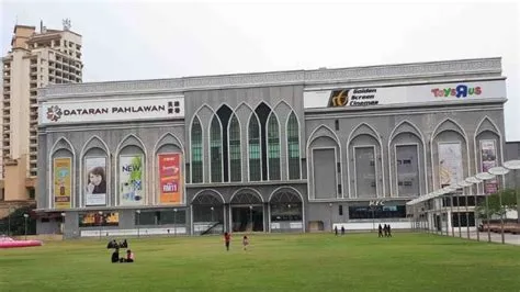 Dataran Pahlawan Melaka Megamall: A Historical Playground for Shopaholics and Foodies!