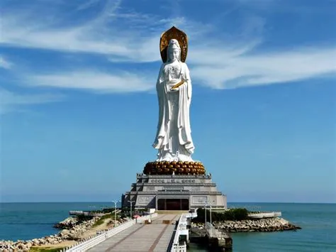 Guanyin Statue: An Enchanting Monument and Beacon of Faith Overlooking Krabi's Shores!