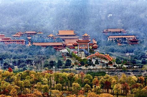 Longquan Mountain Scenic Area: Discover Nature’s Grandiose Tapestry and Ancient Spiritual Harmony!