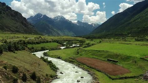 Meifeng Scenic Area, A Tapestry of Majestic Peaks and Verdant Valleys Awaits Exploration!