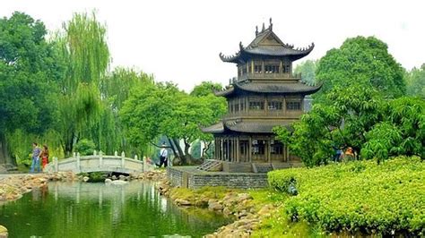 Yueyang Pavilion:  A Monument to Historical Splendor and Scenic Beauty Awaits Your Exploration!