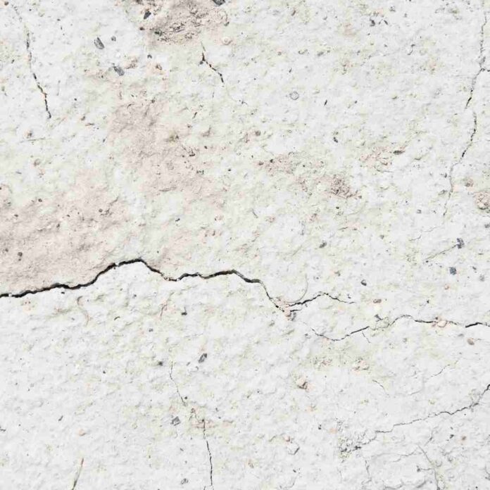 szorstka-sciana-tekstury-tla_Easy-Resize.com Czy można samodzielnie naprawić pękniętą płytkę? | Naprawa płytek | Aj Wykończenia – Budownictwo, Dom i Ogród