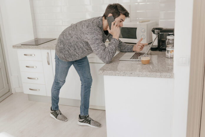 widok-z-boku-czlowiek-zamawianie-rzeczy-w-internecie_Easy-Resize.com Ile kosztuje remont kuchni w bloku 2025? | Remont kuchni | Aj Wykończenia – Budownictwo, Dom i Ogród