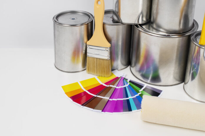 widok-z-gory-na-puszke-z-farba(1)_Easy-Resize.com Najlepsze farby do kuchni i łazienki – ranking 2025 | Farby ekologiczne | Aj Wykończenia – Budownictwo, Dom i Ogród